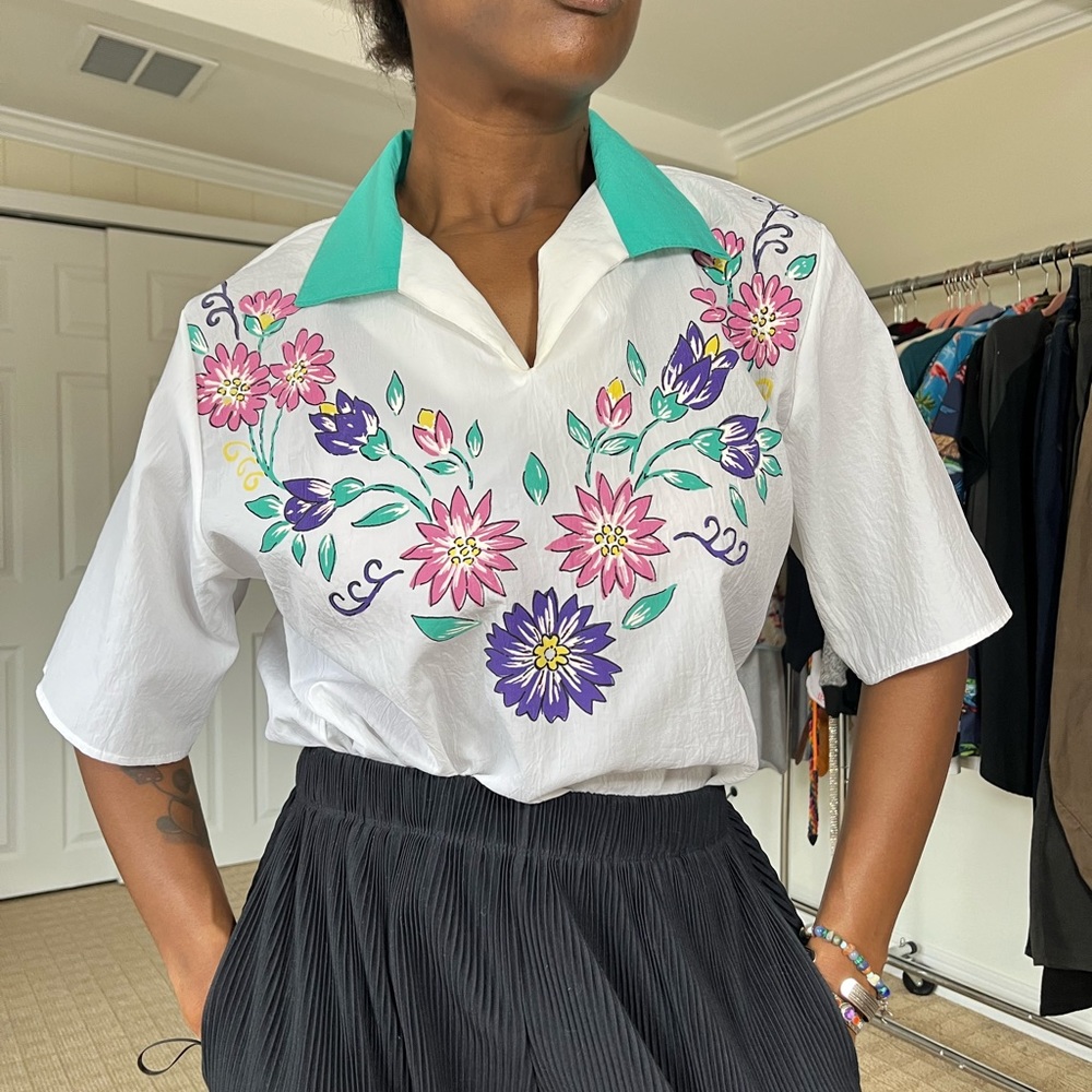 Vintage lightweight embroidered flower blouse 80s 90s tennis floral size small